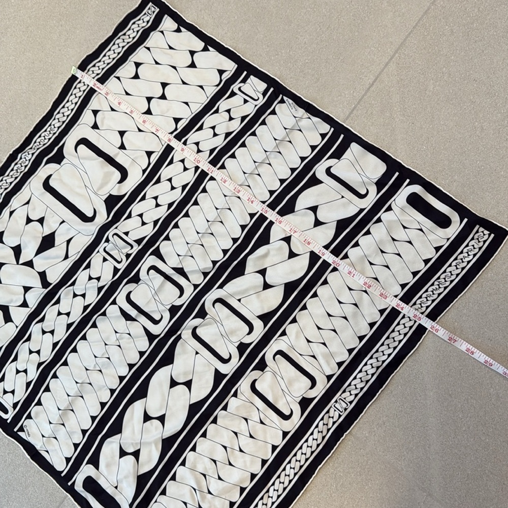 Hermès Clic, c'est noué Scarf! - Picture 11 of 13